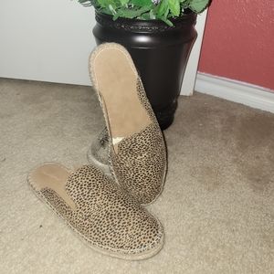 Flat leopard shoes